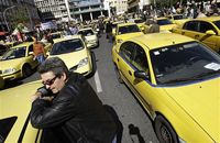 Влада хотіла “відфутболити” таксистів. Вони показали жовту картку